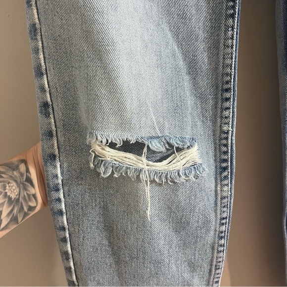 Vintage Guess Jeans True Vintage Light Blue Tapered Mid Rise Distressed Mom Jean - Picture 8 of 13